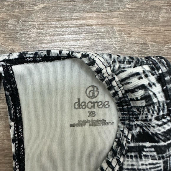 Women's Aztec Printed Scoop Neck Key Hole Black & White Crop Tank Top - Size XS - Picture 5 of 16